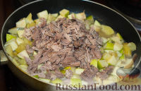 Фото приготовления рецепта: Рагу с индейкой и яблоками - шаг №6
