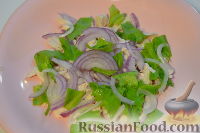 Фото приготовления рецепта: Салат с курицей и виноградом - шаг №4