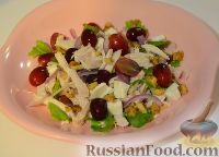 Фото к рецепту: Салат с курицей и виноградом