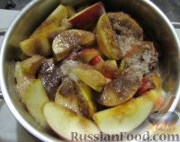 Фото приготовления рецепта: Яблочное варенье с корицей - шаг №4