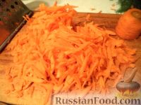 Фото приготовления рецепта: Печеночный торт с морковью и луком - шаг №7