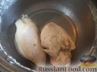 Фото приготовления рецепта: Новогодний салат с курицей и грибами "Лист календаря" - шаг №2