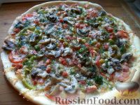 Фото к рецепту: Пицца с маринованными грибами и колбасой