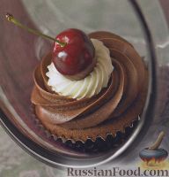Фото к рецепту: Шоколадные маффины с вишневой начинкой