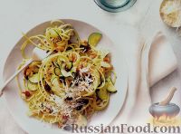 Фото к рецепту: Спагетти с грецкими орехами, цуккини и изюмом