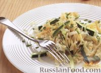 Фото приготовления рецепта: Салат с жареной курицей и овощами - шаг №8