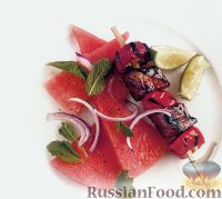 Фото к рецепту: Острые шашлычки из говядины с салатом из арбуза, мяты и красного лука