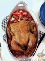 Фото к рецепту: Курица, запеченная с картофелем, морковью и свежим тимьяном