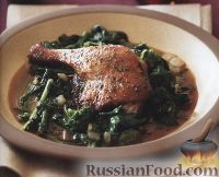 Фото к рецепту: Утиные ножки с брокколи в винном соусе