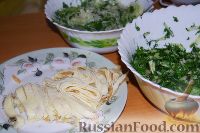 Фото приготовления рецепта: Салат с колбасой, жареным сельдереем, сыром и морковью - шаг №8