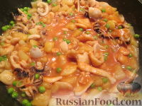 Фото к рецепту: Каракатицы и креветки с картофелем и горошком
