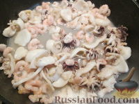 Фото приготовления рецепта: Каракатицы и креветки с картофелем и горошком - шаг №2