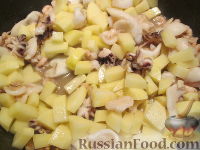 Фото приготовления рецепта: Каракатицы и креветки с картофелем и горошком - шаг №3