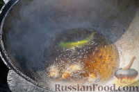 Фото приготовления рецепта: Тушеный гусь в квашеной капусте - шаг №3