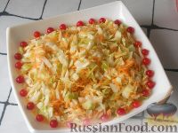 Фото приготовления рецепта: Капустный салат с ягодами калины - шаг №4