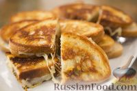 Фото к рецепту: Горячие бутерброды с сыром и карамелизированным луком