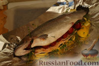 Фото приготовления рецепта: Форелька под песто, с помидорками черри и овощами в сливочном соусе - шаг №4