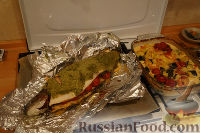 Фото приготовления рецепта: Форелька под песто, с помидорками черри и овощами в сливочном соусе - шаг №6