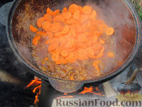 Фото приготовления рецепта: Бограч - венгерский суп - шаг №4