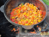 Фото приготовления рецепта: Бограч - венгерский суп - шаг №7