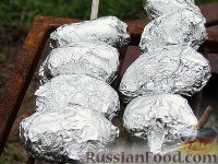 Фото приготовления рецепта: Картопля с салом на углях - шаг №2