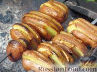 Фото приготовления рецепта: Картопля с салом на углях - шаг №4