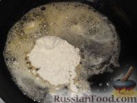 Фото приготовления рецепта: Соус грибной со сметаной - шаг №4