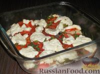 Фото к рецепту: Минтай, запеченный с помидорами и сыром