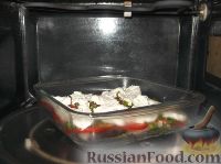 Фото приготовления рецепта: Минтай, запеченный с помидорами и сыром - шаг №9