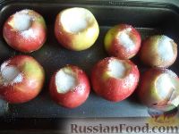 Фото приготовления рецепта: Яблоки, запеченные с медом и орехами - шаг №3