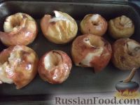 Фото приготовления рецепта: Яблоки, запеченные с медом и орехами - шаг №5