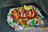 Фото к рецепту: Азиатский салат с рисовой лапшой и курицей