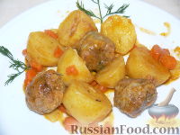Фото к рецепту: Картофель с фрикадельками в томатном соусе