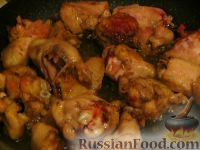 Фото приготовления рецепта: Курица в пряно-чесночной подливе - шаг №3