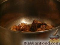 Фото приготовления рецепта: Курица в пряно-чесночной подливе - шаг №4