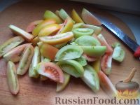 Фото приготовления рецепта: Маринованные зеленые помидоры дольками - шаг №3