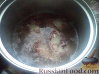 Фото приготовления рецепта: Салат с кальмарами и жареными грибами - шаг №3