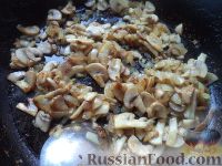 Фото приготовления рецепта: Салат с кальмарами и жареными грибами - шаг №5