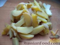 Фото приготовления рецепта: Салат с кальмарами и жареными грибами - шаг №6