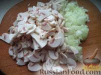 Фото приготовления рецепта: Салат с кальмарами и жареными грибами - шаг №2