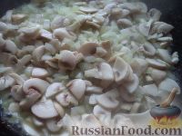 Фото приготовления рецепта: Салат с кальмарами и жареными грибами - шаг №4