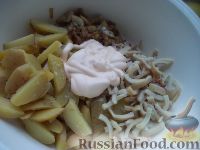 Фото приготовления рецепта: Салат с кальмарами и жареными грибами - шаг №8