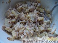 Фото приготовления рецепта: Салат с кальмарами и жареными грибами - шаг №9