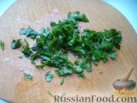 Фото приготовления рецепта: Салат с кальмарами и жареными грибами - шаг №10