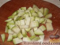 Фото приготовления рецепта: Кольраби, тушенная в сметане с помидорами - шаг №2