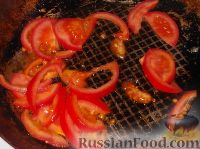 Фото приготовления рецепта: Кольраби, тушенная в сметане с помидорами - шаг №7