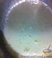 Фото приготовления рецепта: Медовик на сковороде (с черносливом) - шаг №7