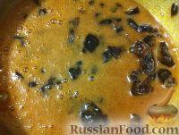 Фото приготовления рецепта: Медовик на сковороде (с черносливом) - шаг №10