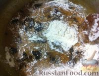 Фото приготовления рецепта: Медовик на сковороде (с черносливом) - шаг №11