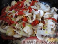 Фото приготовления рецепта: Теплый картофельный салат с куриной печенью - шаг №9